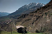 Proseguendo verso Pescarzo si gode del bellissimo panorama della piana dove sorge Camuno ai piedi della Concorena. 